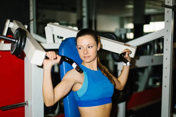 Mulher Fitness Jovem Trabalhando Ginásio Exercício Máquina Ombro — Fotografia de Stock