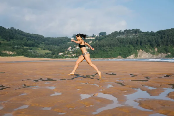 Summer running training at the beach — Stock Photo, Image