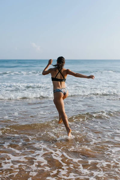 Γυναίκα που απολαμβάνει της κατάρτισης του καλοκαιριού στην παραλία — Φωτογραφία Αρχείου
