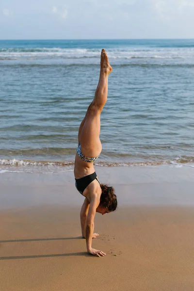 Letní fitness gymnastické cvičení na pláži — Stock fotografie