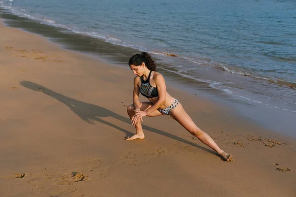 Nyári fitness edzés a tengerparton — Stock Fotó