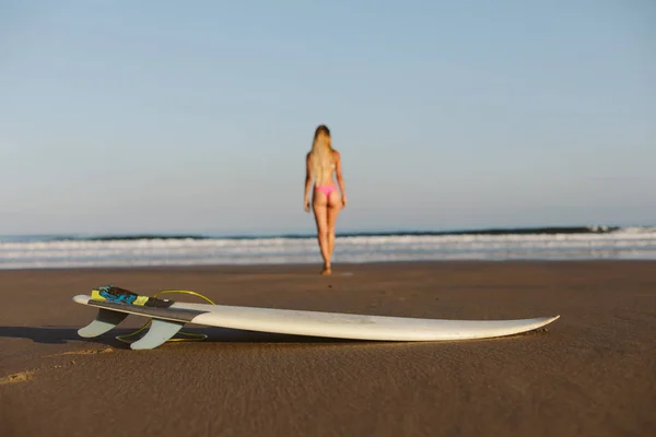 Sahilde genç sörfçü denize doğru — Stok fotoğraf