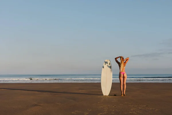 Красивий серфер на пляжі в бік моря — стокове фото