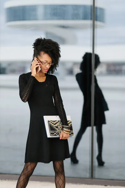 Jovem Mulher Negócios Urbana Elegante Falando Telefone Móvel — Fotografia de Stock