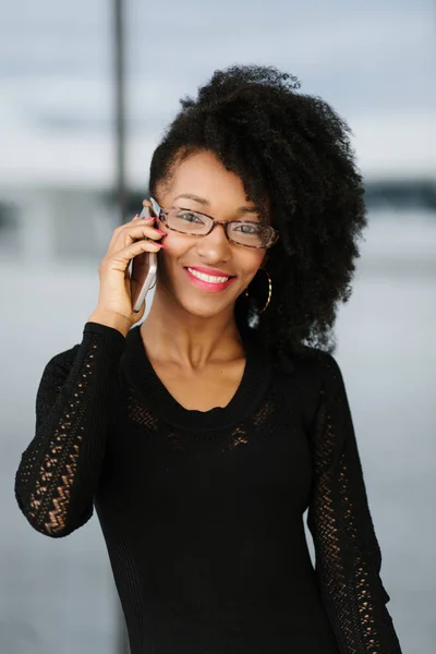 Joven Mujer Negocios Alegre Elegante Hablando Teléfono Móvil — Foto de Stock