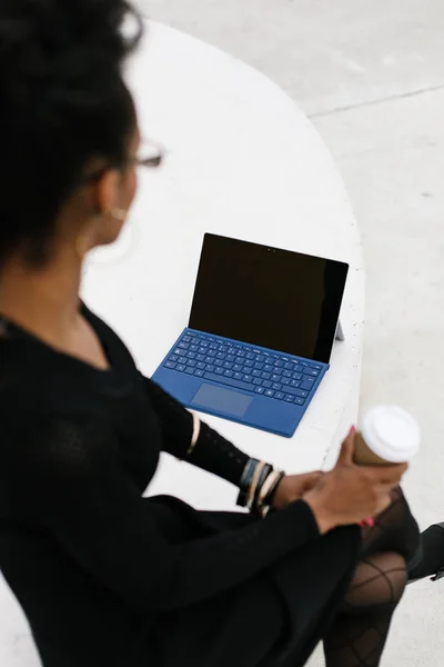 Donna Affari Che Utilizza Computer Portatile Una Pausa Caffè Fuori — Foto Stock