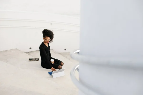 Mulher Negócios Elegante Usando Laptop Uma Pausa Para Café Fora — Fotografia de Stock