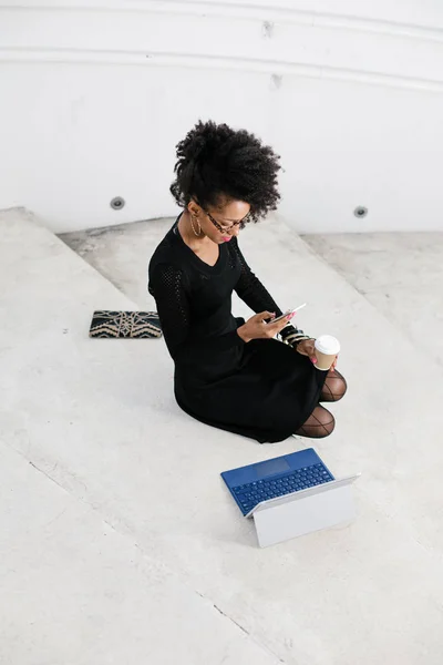 Mulher Negócios Elegante Mensagens Texto Smartphone Uma Pausa Para Café — Fotografia de Stock