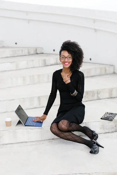 Alegre Mujer Negocios Con Estilo Utilizando Ordenador Portátil Descanso Café — Foto de Stock