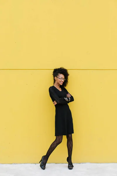 Felice Stile Afro Stile Capelli Donna Professionale Contro Parete Gialla — Foto Stock
