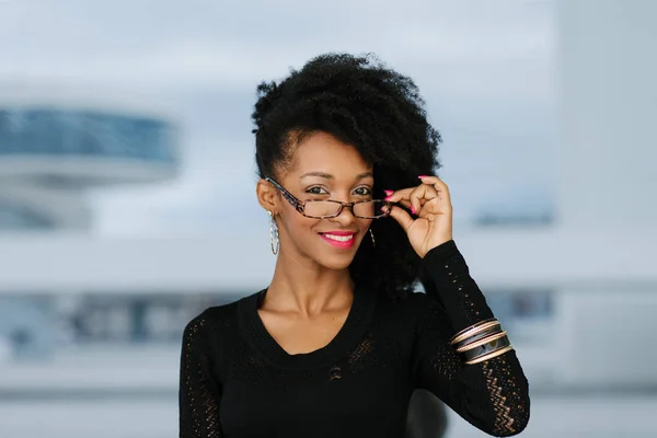 Joven Alegre Urbana Elegante Mujer Negocios Con Gafas — Foto de Stock