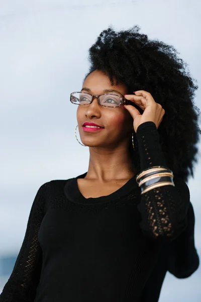 Unga Säker Urban Snygg Affärs Kvinna Bär Glasögon — Stockfoto