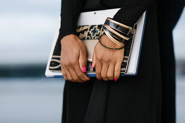 Detalhe Mãos Mulher Negócios Moda Segurando Bolsa Elegante Smartphone Laptop — Fotografia de Stock