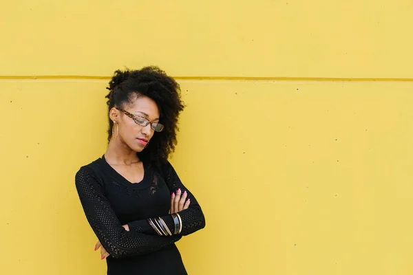 Sarı Duvara Karşı Emin Şık Afro Saç Tarzı Profesyonel Kadın — Stok fotoğraf