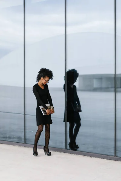 Jovem Mulher Negócios Urbana Elegante Fora — Fotografia de Stock