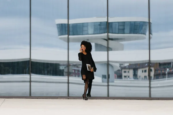 Jovem Mulher Negócios Elegante Feliz Falando Celular Fora — Fotografia de Stock