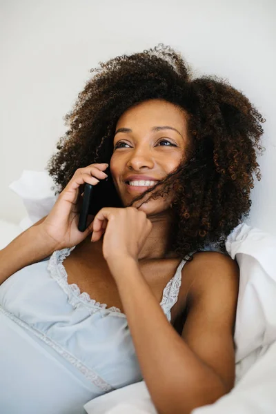 Frau zu Hause telefoniert mit Smartphone — Stockfoto