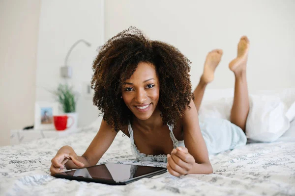 Vrouw thuis lezen op digitale tablet — Stockfoto