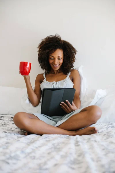 Evdeki kadın dijital tablet okuyor — Stok fotoğraf