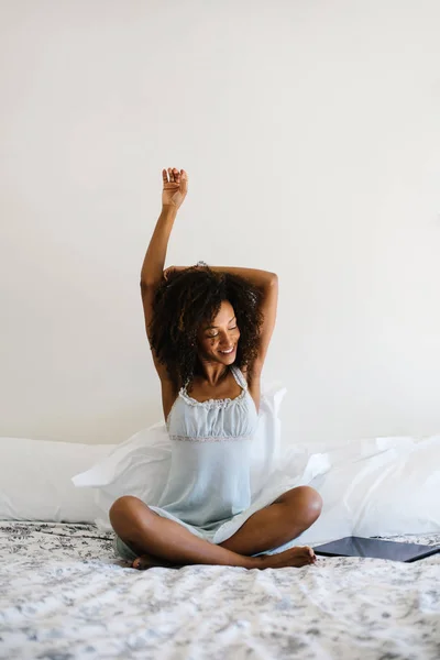 Donna felice rilassarsi nel suo letto a casa — Foto Stock