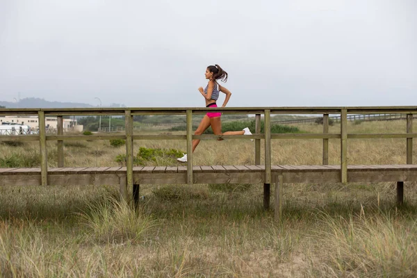 Fitness livsstil och utomhus sommar runninig — Stockfoto