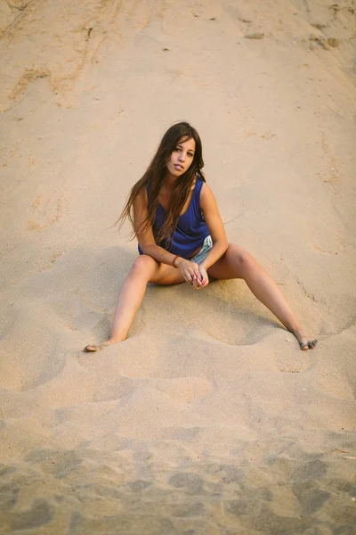 Joven mujer mediterránea en la playa — Foto de Stock