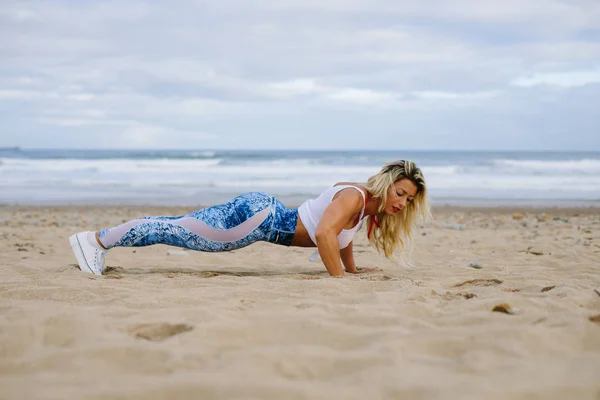 Fit σπορ γυναίκα στο Fitness εξωτερική προπόνηση στην παραλία — Φωτογραφία Αρχείου