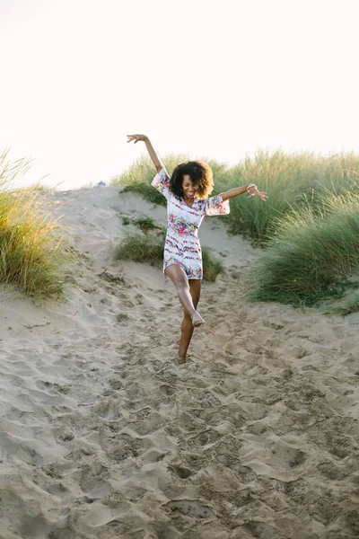 Διασκεδαστική νεαρή γυναίκα που χορεύει στην παραλία — Φωτογραφία Αρχείου