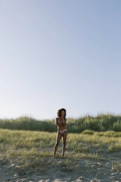 Giovane donna brasiliana nera in vacanza estiva in spiaggia — Foto Stock