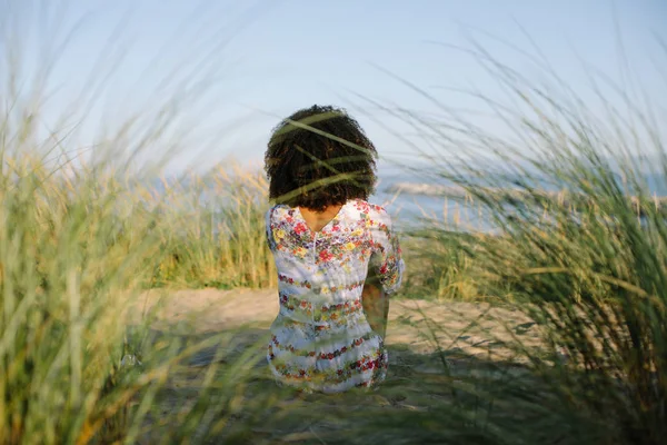 Afro frisyr ung kvinna på stranden — Stockfoto