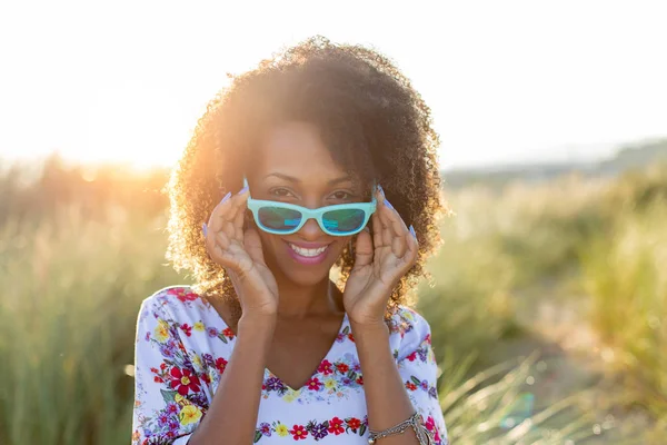 Vrolijke zwarte vrouw genieten van outdoor Leisure — Stockfoto