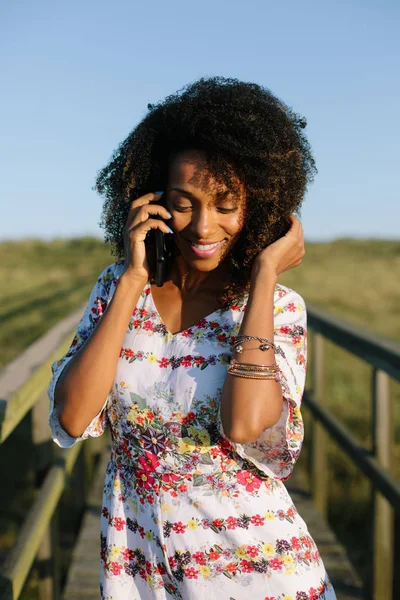 Piękny młody Afro włosy czarny kobieta na telefon rozmowa — Zdjęcie stockowe