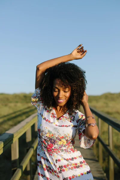 Freudige schwarze Frau genießt Freizeit im Freien — Stockfoto