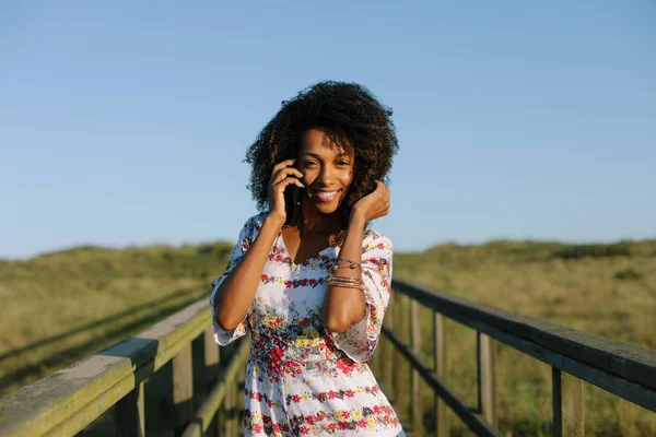 Bella giovane afro capelli donna nera al cellulare — Foto Stock