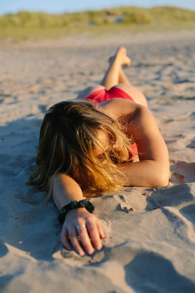 Γυναίκα χαλαρώνοντας στις καλοκαιρινές διακοπές στην παραλία — Φωτογραφία Αρχείου