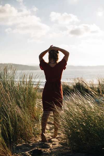 Sahilde günbatımı kadın — Stok fotoğraf