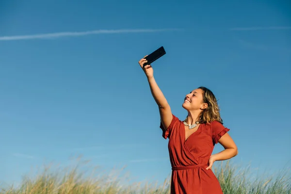 Chica alegre en vacaciones de verano tomando selfie con teléfono inteligente —  Fotos de Stock