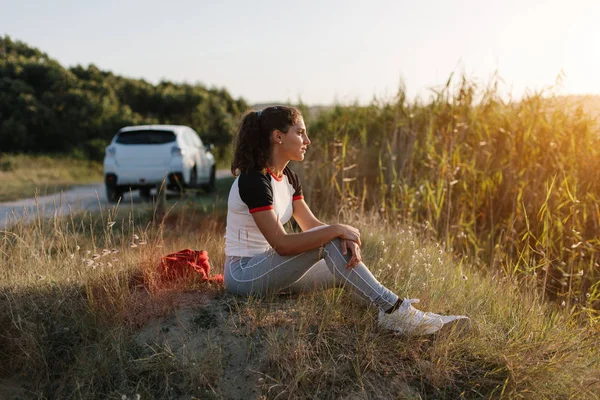 젊은 스포티 한 여자 에 도로 여행 용 훈련 에 자연 복용 a — 스톡 사진