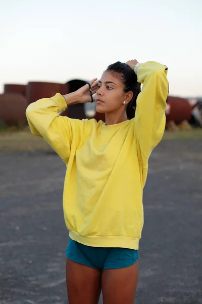 Jeune coureuse se préparant pour l'entraînement . — Photo