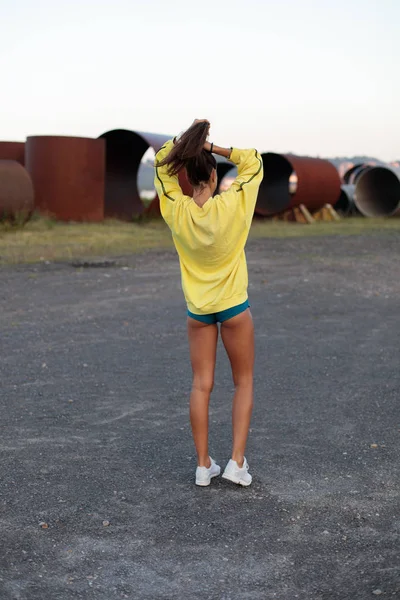 Jeune coureuse se préparant pour l'entraînement . — Photo