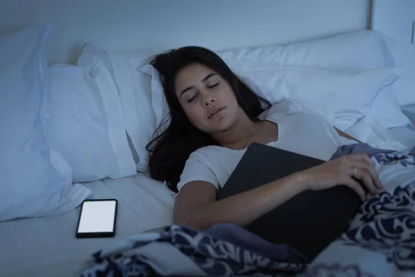 Menina dormindo com seu smartphone e tablet — Fotografia de Stock