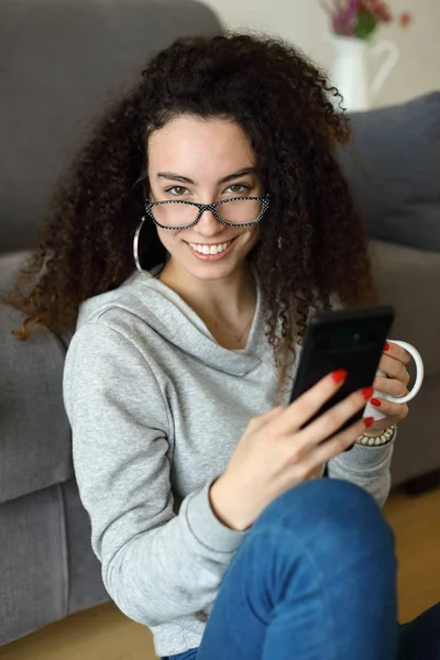 Relajado casual chica mensajes de texto en el teléfono inteligente en casa —  Fotos de Stock