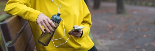 Fitness estilo de vida saludable en temporada de otoño en el parque de la ciudad — Foto de Stock