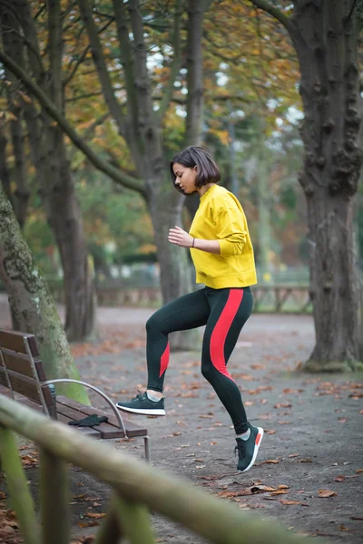 Şehir parkında sonbahar sezonunda koşu egzersiz — Stok fotoğraf