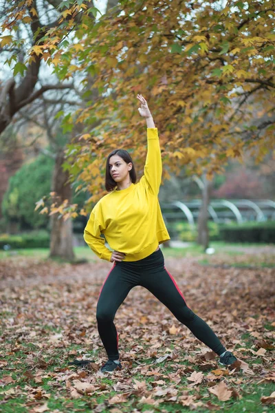 Estilo de vida fitness na temporada de outono no parque da cidade — Fotografia de Stock