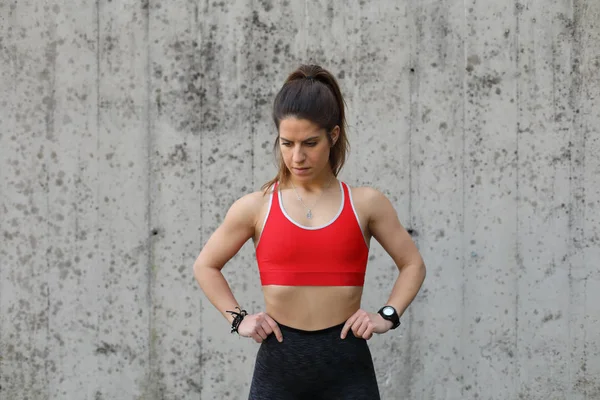 Fit female young athlete taking a workout break. — Stock Photo, Image