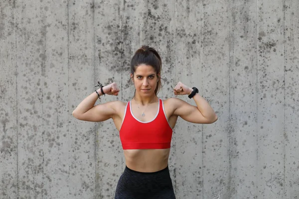 Brazos de flexión fuerte mujer fitness —  Fotos de Stock