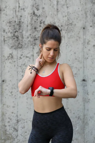 Mulher desportiva saudável tomando pulso — Fotografia de Stock
