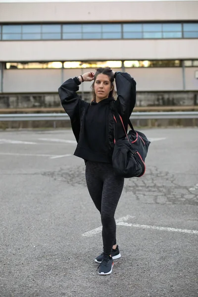 Αθλητική νεαρή γυναίκα να ετοιμάζεται για την γυμναστική αστικής γυμναστικής — Φωτογραφία Αρχείου