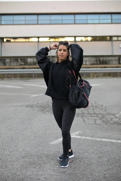 Jovem esportiva se preparando para o treino de fitness urbano — Fotografia de Stock